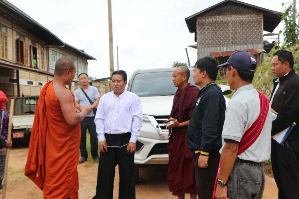 ပအိုဝ်းကိုယ်ပိုင်အုပ်ချုပ်ခွင့်ရဒေသ ဦးစီးဥက္ကဋ္ဌ ဦးခွန်ဖိုးစိန်နှင့် တာဝန်ရှိပုဂ္ဂိုလ်များ လွယ်မော်ကျေးရွာအုပ်စုရှိ ကော်ဖီစို