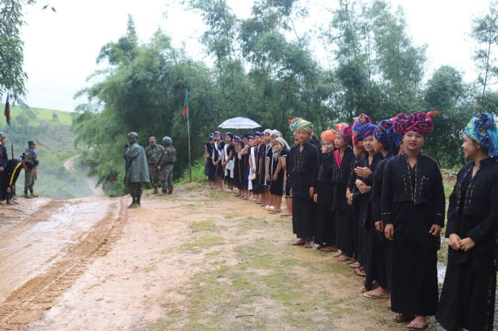 PNO) ပါတီအတွင်းရေးမှူးချုပ် ဦးခွန်သိန်းဖေနှင့်လွတ်တော်ကိုယ်စားလှယ်အဖွဲ့ ပင်လောင်း–ကလော–ရမဲသင်းနယ်စပ် အလောင်းတော်ပေါက်ဒေသရှိ ပ