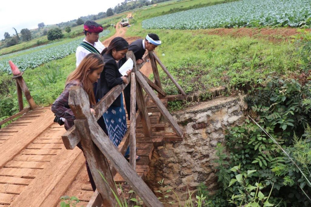 ပြည်နယ်လွတ်တော်ကိုယ်စားလှယ်ခွန်ထွန်းငယ်နှင့်ကလောမြို့နယ်ဌာနဆိုင်ရာတို့မှကျေးရွာလိုအပ်ချက်များကွင်းဆင်းကြည့်ရှု