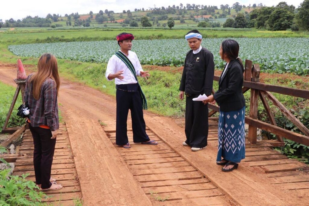 ပြည်နယ်လွတ်တော်ကိုယ်စားလှယ်ခွန်ထွန်းငယ်နှင့်ကလောမြို့နယ်ဌာနဆိုင်ရာတို့မှကျေးရွာလိုအပ်ချက်များကွင်းဆင်းကြည့်ရှု