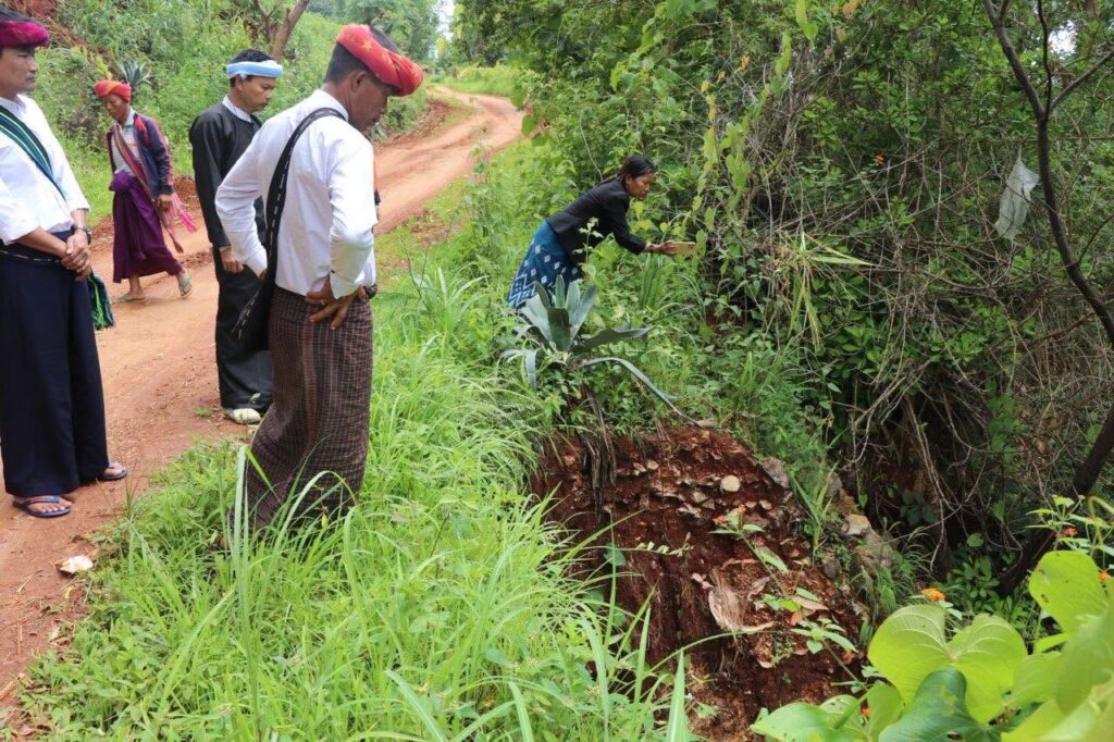 ပြည်နယ်လွတ်တော်ကိုယ်စားလှယ်ခွန်ထွန်းငယ်နှင့်ကလောမြို့နယ်ဌာနဆိုင်ရာတို့မှကျေးရွာလိုအပ်ချက်များကွင်းဆင်းကြည့်ရှု