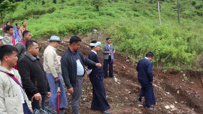 ကျေးရွာပြောင်းရွှေ့၍ ပြန်လည်တည်ဆောက်ရန် လျာထားမြေများအား ပအိုဝ်းကိုယ်ပိုင်အုပ်ချုပ်ခွင့်ရဒေသ ဦးစီးဥက္ကဋ္ဌ ဦးခွန်ဖိုးစိန် ကွင်းဆင်းလေ့လာ