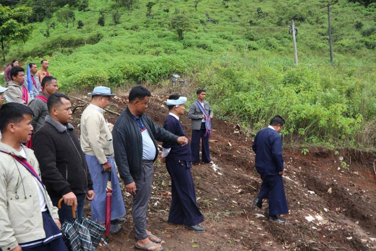 ကျေးရွာပြောင်းရွှေ့၍ ပြန်လည်တည်ဆောက်ရန် လျာထားမြေများအား ပအိုဝ်းကိုယ်ပိုင်အုပ်ချုပ်ခွင့်ရဒေသ ဦးစီးဥက္ကဋ္ဌ ဦးခွန်ဖိုးစိန် ကွင်းဆင်းလေ့လာ