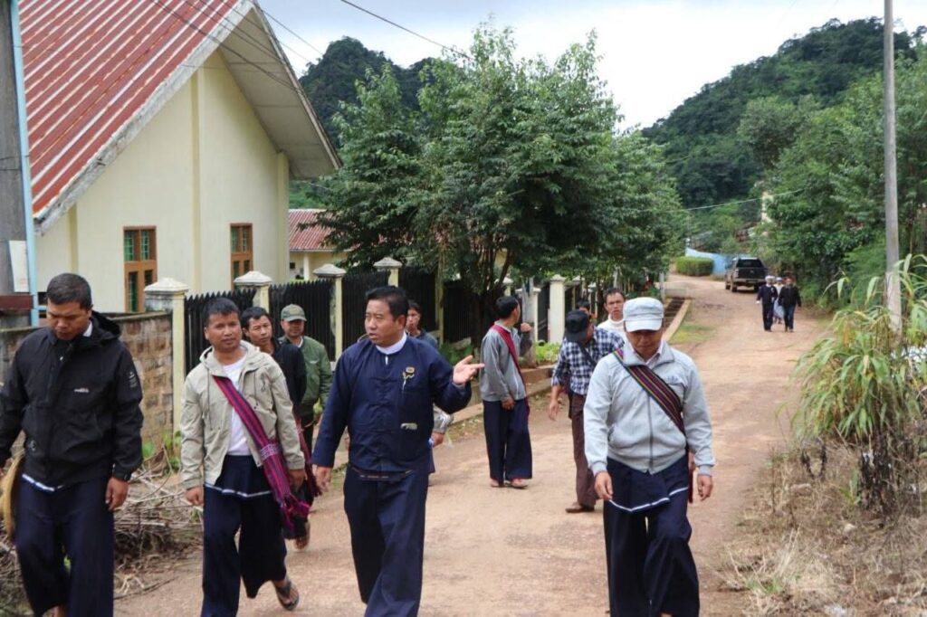 ကျေးရွာပြောင်းရွှေ့၍ ပြန်လည်တည်ဆောက်ရန် လျာထားမြေများအား ပအိုဝ်းကိုယ်ပိုင်အုပ်ချုပ်ခွင့်ရဒေသ ဦးစီးဥက္ကဋ္ဌ ဦးခွန်ဖိုးစိန် ကွင်