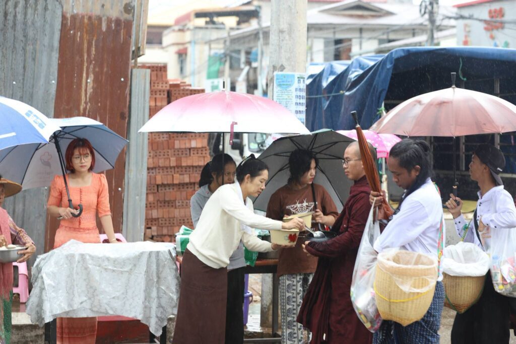 အောင်ပန်းမြို့တွင် (၆၀)ကြိမ်မြောက် မြို့လုံး ကျွတ် သံဃာဒါန ဆွမ်းဆန်စိမ်းလောင်းလှူပွဲ စည်ကားသိုက်မြိုက်စွာ ကျင်းပ
