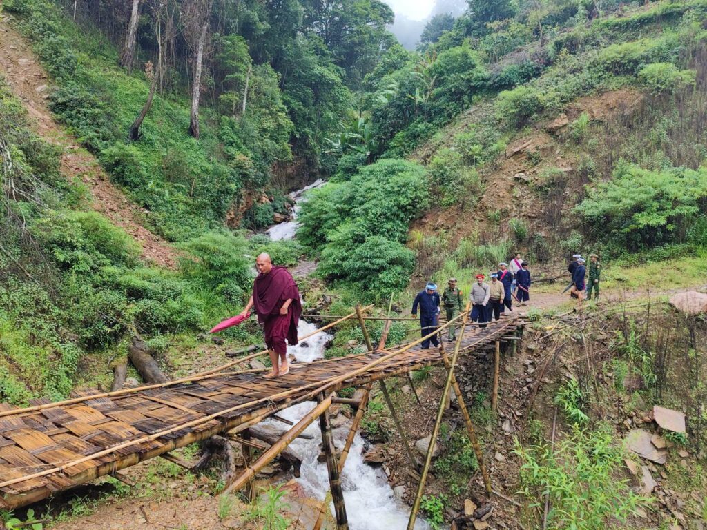 ပအိုဝ်းကိုယ်ပိုင်အုပ်ချုပ်ခွင့်ရဒေသ ဦးစီးအဖွဲ့ဥက္ကဋ္ဌ ဟိုပုံးမြို့နယ် ဒုံလိတန်ကျေးရွာရှိ ဒေသခံများနှင့်တွေ့ဆုံ၊ ကော်ဖီနှင့် ထ