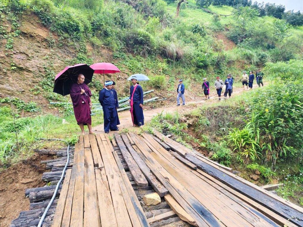 ပအိုဝ်းကိုယ်ပိုင်အုပ်ချုပ်ခွင့်ရဒေသ ဦးစီးအဖွဲ့ဥက္ကဋ္ဌ ဟိုပုံးမြို့နယ် ဒုံလိတန်ကျေးရွာရှိ ဒေသခံများနှင့်တွေ့ဆုံ၊ ကော်ဖီနှင့် ထ